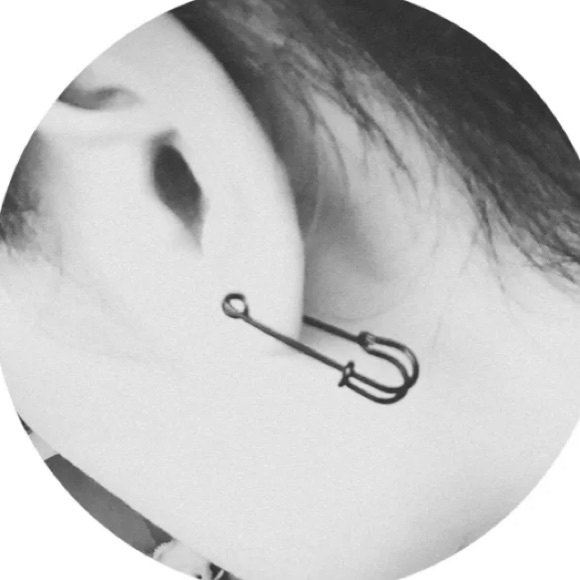 Black goth punk safety pin earrings - Picture 6 of 6